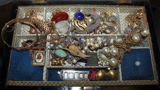 Large qty of mixed costume jewellery